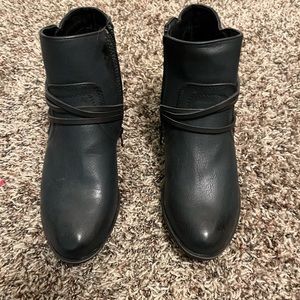 Youth girls size 6 black booties VGUC